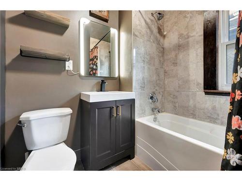 80 Spadina Avenue, Hamilton, ON - Indoor Photo Showing Bathroom