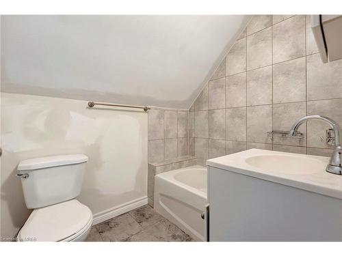 80 Spadina Avenue, Hamilton, ON - Indoor Photo Showing Bathroom