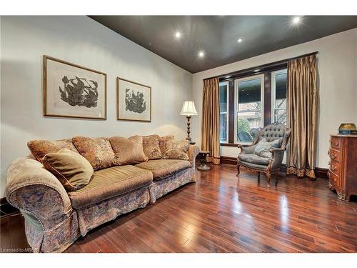 80 Spadina Avenue, Hamilton, ON - Indoor Photo Showing Living Room