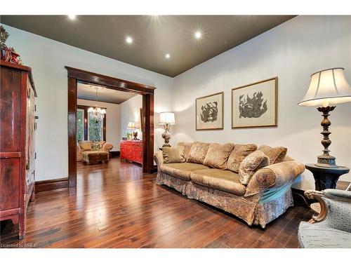 80 Spadina Avenue, Hamilton, ON - Indoor Photo Showing Living Room