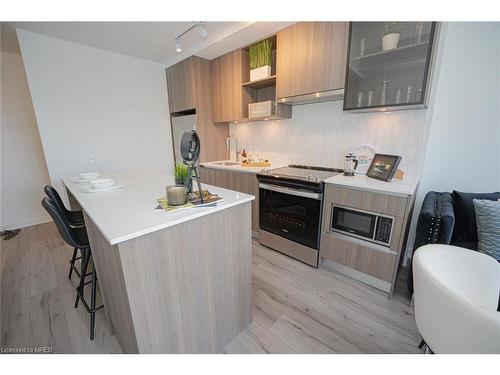 312-405 Dundas Street, Oakville, ON - Indoor Photo Showing Kitchen With Upgraded Kitchen