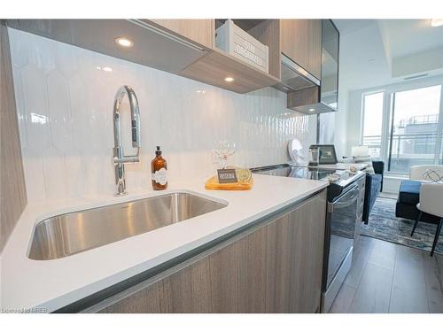 312-405 Dundas Street, Oakville, ON - Indoor Photo Showing Kitchen