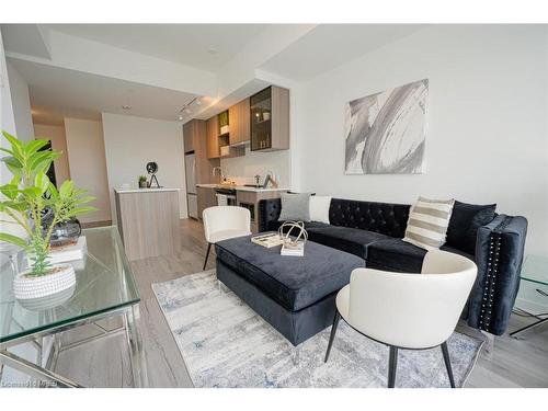 312-405 Dundas Street, Oakville, ON - Indoor Photo Showing Living Room