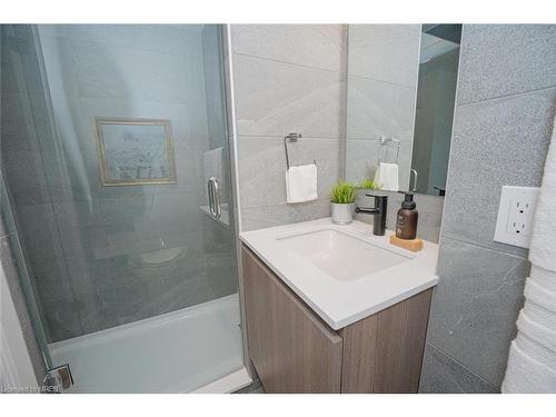 312-405 Dundas Street, Oakville, ON - Indoor Photo Showing Bathroom