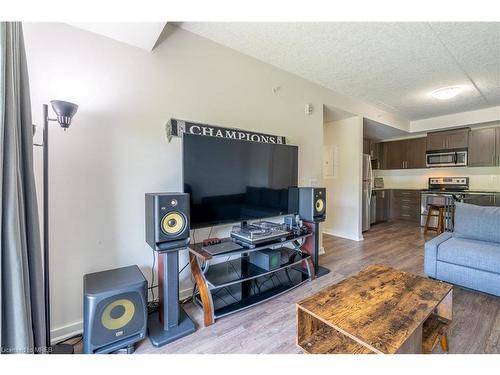 Ll14-25 Kay Cres Crescent, Guelph, ON - Indoor Photo Showing Living Room