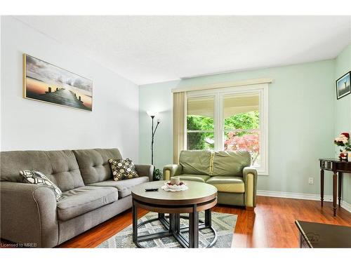 29 Dianne Drive, St. Catharines, ON - Indoor Photo Showing Living Room