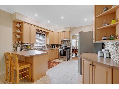 10 Buman Court, Barrie, ON - Indoor Photo Showing Kitchen