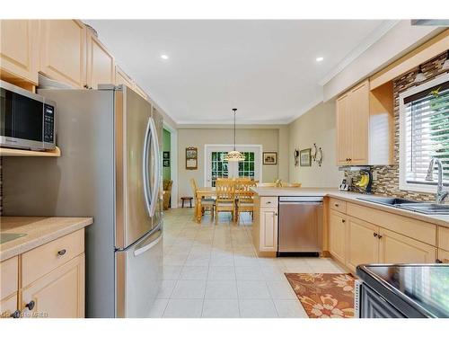 10 Buman Court, Barrie, ON - Indoor Photo Showing Kitchen