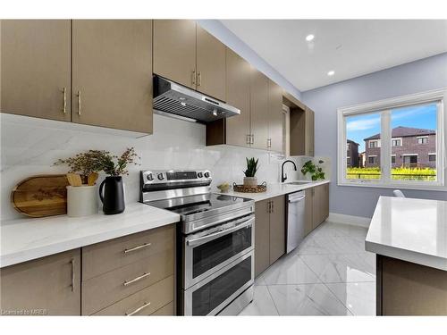 223 Graniteridge Trail, Hamilton, ON - Indoor Photo Showing Kitchen With Upgraded Kitchen