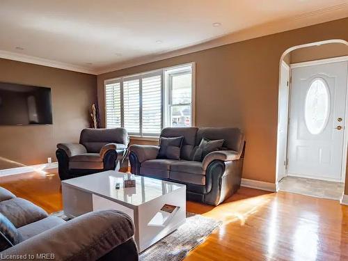 6361 Margaret Street, Niagara Falls, ON - Indoor Photo Showing Living Room