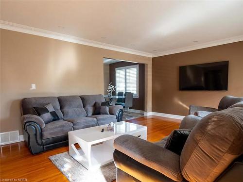 6361 Margaret Street, Niagara Falls, ON - Indoor Photo Showing Living Room