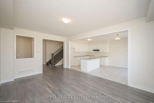 106 Sunflower Crescent, Thorold, ON - Indoor Photo Showing Kitchen