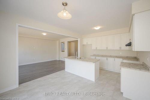 106 Sunflower Crescent, Thorold, ON - Indoor Photo Showing Kitchen