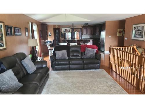 3280 California Avenue, Windsor, ON - Indoor Photo Showing Living Room