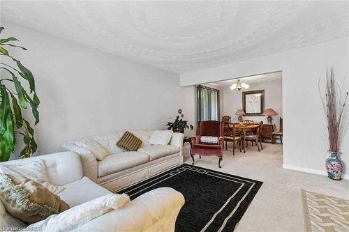 90 Penelope Drive, Kitchener, ON - Indoor Photo Showing Living Room