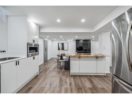 1657 Glenvista Drive, Oakville, ON - Indoor Photo Showing Kitchen With Upgraded Kitchen