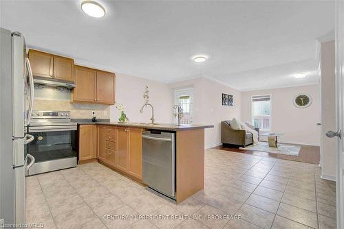 Upper-162 Cadillac Crescent, Brampton, ON - Indoor Photo Showing Kitchen