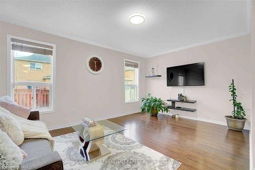 Upper-162 Cadillac Crescent, Brampton, ON - Indoor Photo Showing Living Room