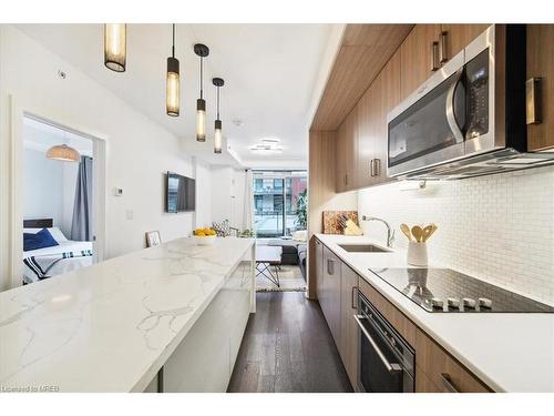 268-1575 Lakeshore Road W, Mississauga, ON - Indoor Photo Showing Kitchen With Upgraded Kitchen