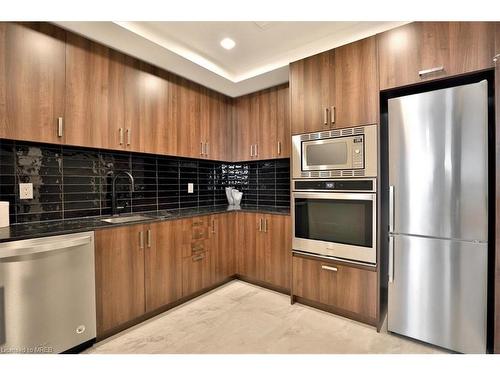 268-1575 Lakeshore Road W, Mississauga, ON - Indoor Photo Showing Kitchen