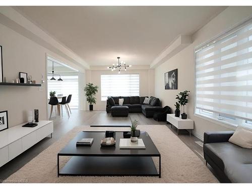 110 Durham Avenue Avenue, Barrie, ON - Indoor Photo Showing Living Room