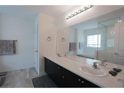 110 Durham Avenue Avenue, Barrie, ON - Indoor Photo Showing Bathroom