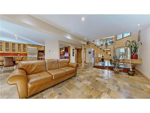 6124 Hardesty Crescent, Mississauga, ON - Indoor Photo Showing Living Room