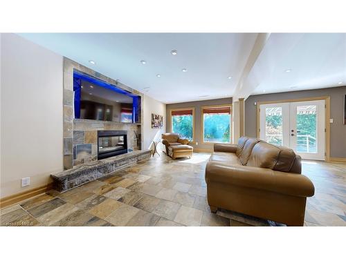 6124 Hardesty Crescent, Mississauga, ON - Indoor Photo Showing Living Room With Fireplace