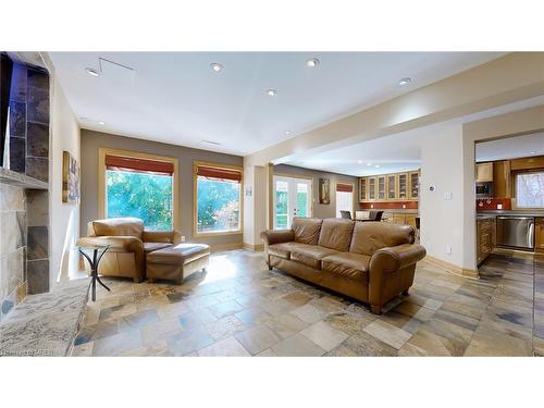 6124 Hardesty Crescent, Mississauga, ON - Indoor Photo Showing Living Room