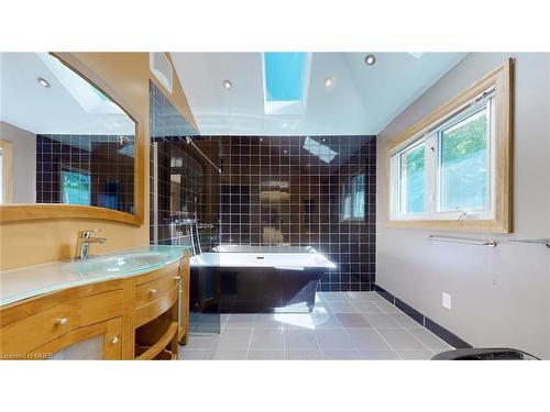 6124 Hardesty Crescent, Mississauga, ON - Indoor Photo Showing Bathroom