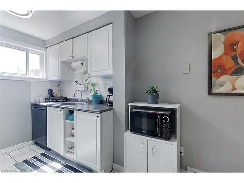 33-35 Breckenridge Drive, Kitchener, ON - Indoor Photo Showing Kitchen