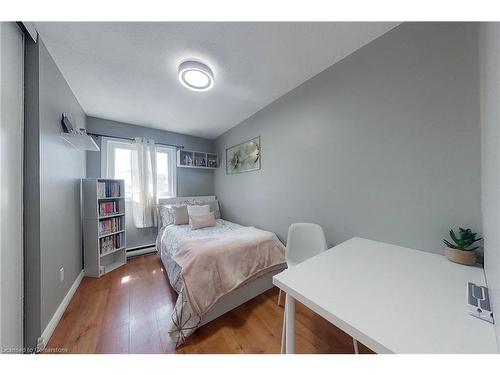 33-35 Breckenridge Drive, Kitchener, ON - Indoor Photo Showing Bedroom