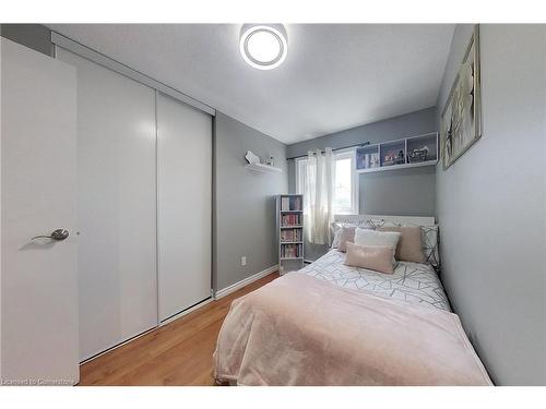 33-35 Breckenridge Drive, Kitchener, ON - Indoor Photo Showing Bedroom