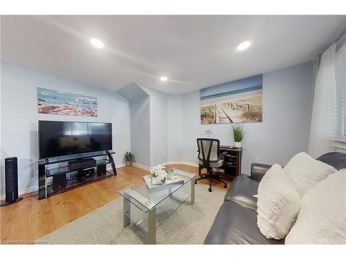 33-35 Breckenridge Drive, Kitchener, ON - Indoor Photo Showing Living Room