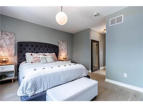 7212 Stacey Drive, Niagara Falls, ON - Indoor Photo Showing Bedroom