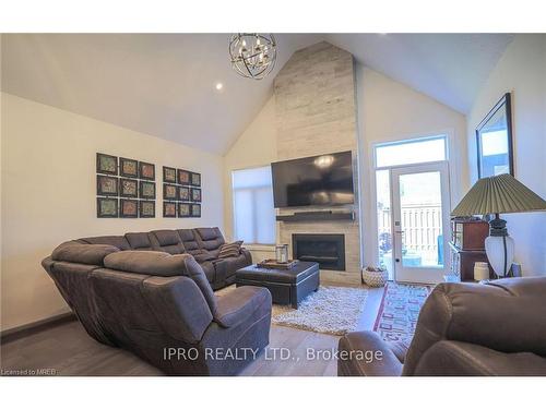 7-63 Compass Trail, Port Stanley, ON - Indoor Photo Showing Living Room With Fireplace