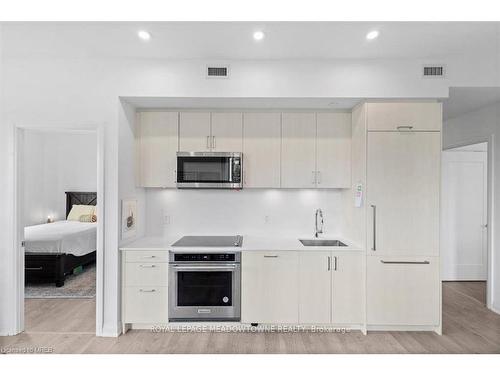 302-280 Howland Avenue, Toronto, ON - Indoor Photo Showing Kitchen