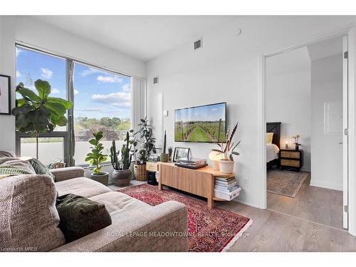 302-280 Howland Avenue, Toronto, ON - Indoor Photo Showing Living Room