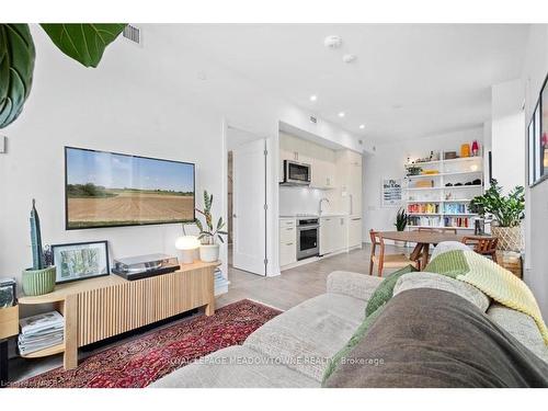 302-280 Howland Avenue, Toronto, ON - Indoor Photo Showing Living Room