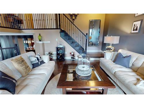 606 Oldman Road, Oshawa, ON - Indoor Photo Showing Living Room