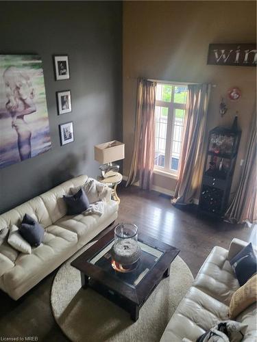 606 Oldman Road, Oshawa, ON - Indoor Photo Showing Living Room