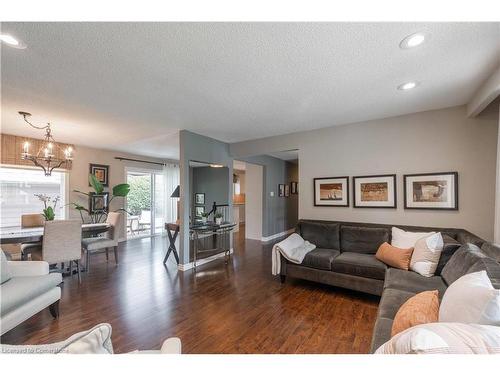 70 English Street, Brampton, ON - Indoor Photo Showing Living Room