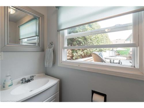 70 English Street, Brampton, ON - Indoor Photo Showing Bathroom