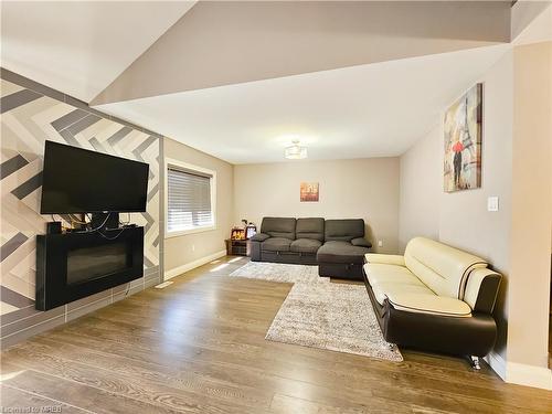 9-1 Chamberlain Avenue, Ingersoll, ON - Indoor Photo Showing Living Room