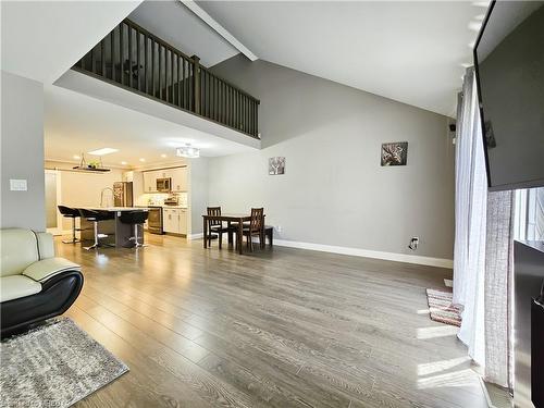 9-1 Chamberlain Avenue, Ingersoll, ON - Indoor Photo Showing Living Room