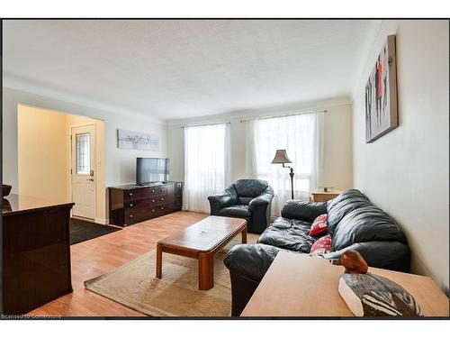 544 First Avenue, Welland, ON - Indoor Photo Showing Living Room