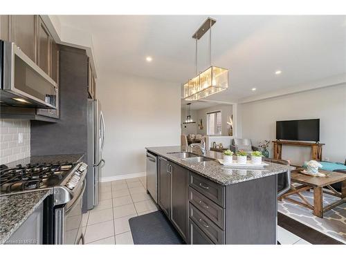 20 Callahan Court, Brampton, ON - Indoor Photo Showing Kitchen With Double Sink With Upgraded Kitchen