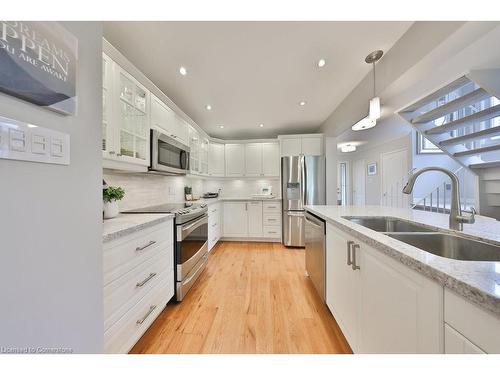 3527 Ash Row Crescent, Peel, ON - Indoor Photo Showing Kitchen With Double Sink With Upgraded Kitchen