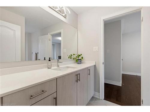 80 Tesla Crescent, Holland Landing, ON - Indoor Photo Showing Bathroom