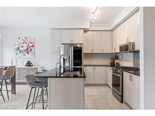 80 Tesla Crescent, Holland Landing, ON - Indoor Photo Showing Kitchen With Upgraded Kitchen